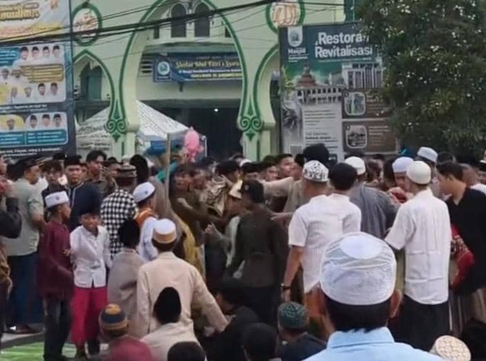 Salah Paham, Aksi Baku Hantam Saat Salat Id Terjadi di Surabaya