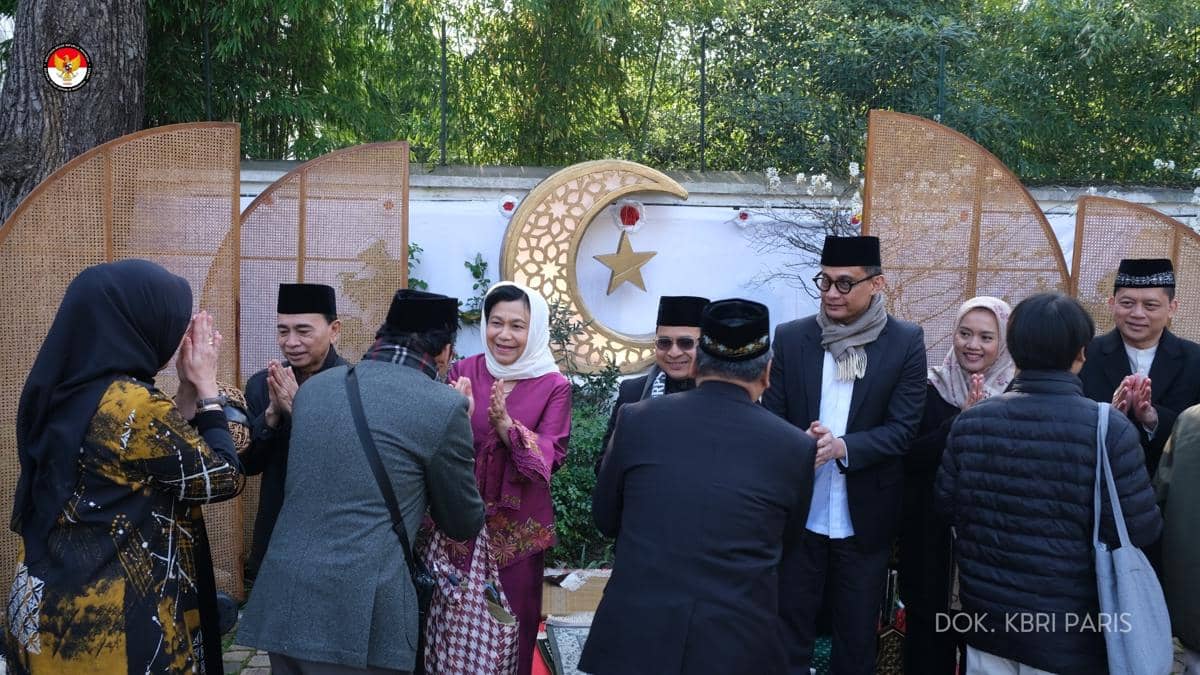 Dubes RI Mohamad Oemar dan Ibu bersalaman dengan masyarakat Indonesia seusai Salat Idul Fitri 1447H.jpeg