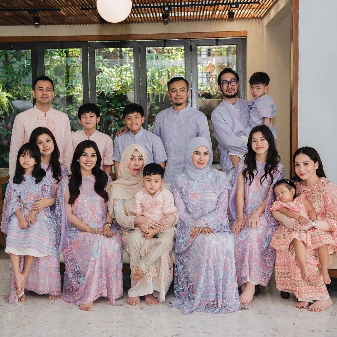 gaya keluarga besar artis di Lebaran 2026 (instagram.com/syahnazs)