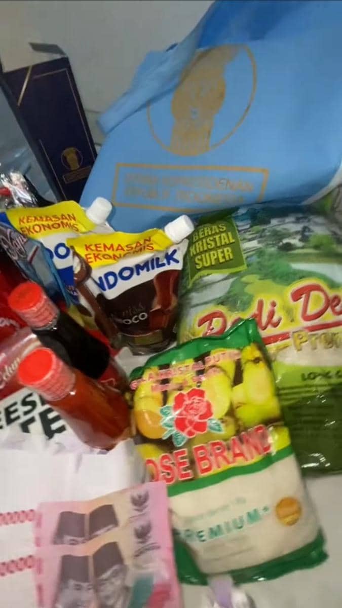 Warga Unboxing Hampers dari Open House Istana, Ada Uang Rp200 Ribu