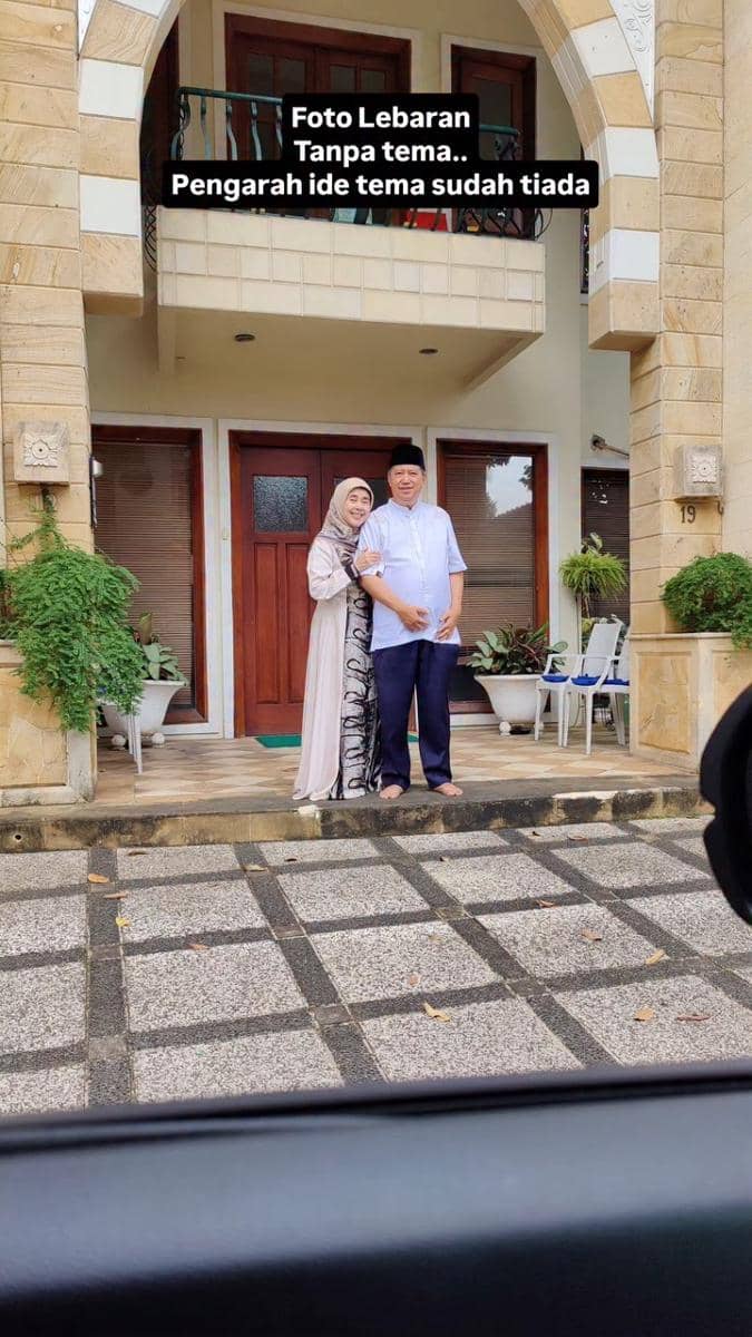 Ayah dan ibunda Vidi Aldiano foto Lebaran 2026 di depan rumah, kali ini tanpa tema
