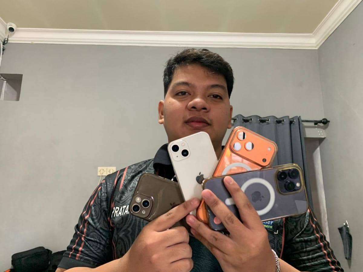 Aditya menunjukkan stok iPhone yang banyak diminati costumer. IDN Times/istimewa