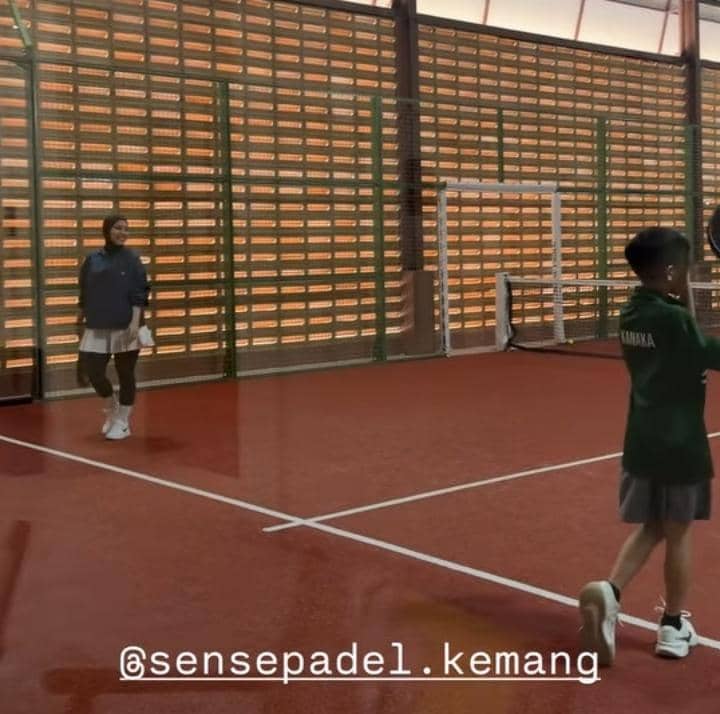 Tya Ariestya family padel saat lebaran