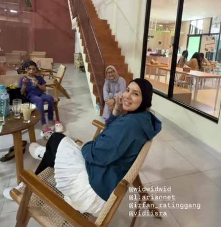 Tya Ariestya family padel saat lebaran