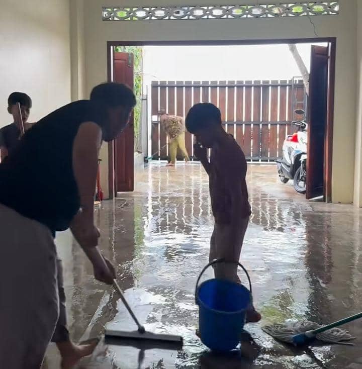 Hanung Bramantyo bersih rumah saat mudik