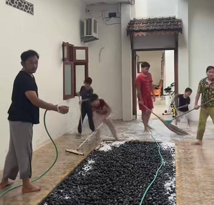 Hanung Bramantyo bersih rumah saat mudik