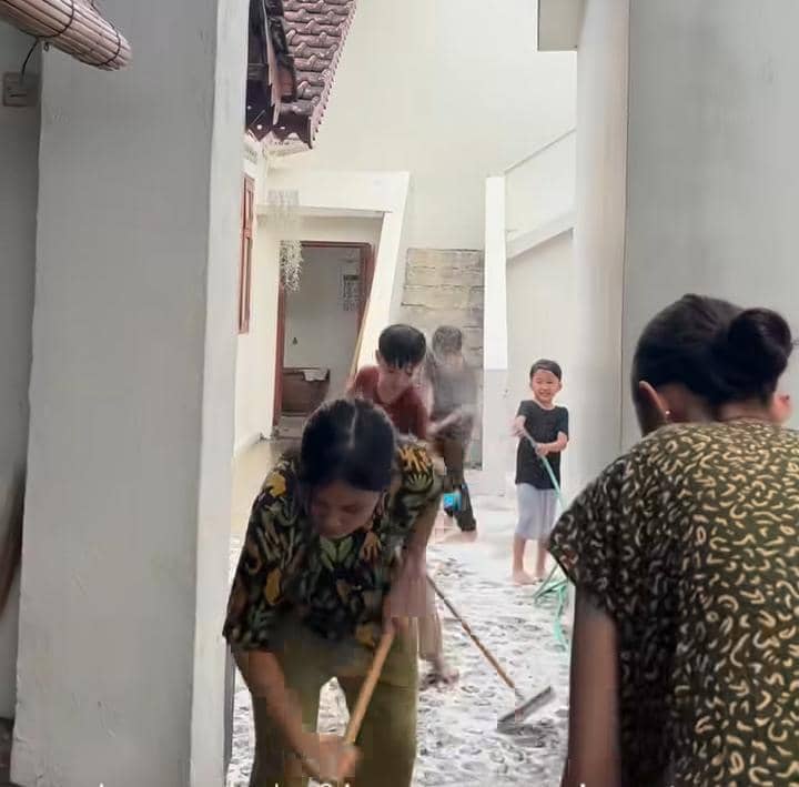 Hanung Bramantyo bersih rumah saat mudik