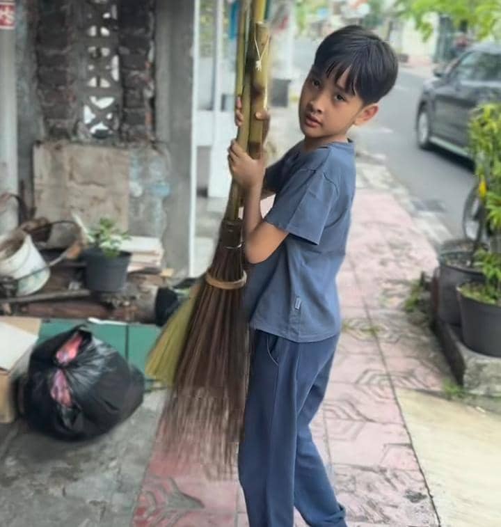 Hanung Bramantyo bersih rumah saat mudik
