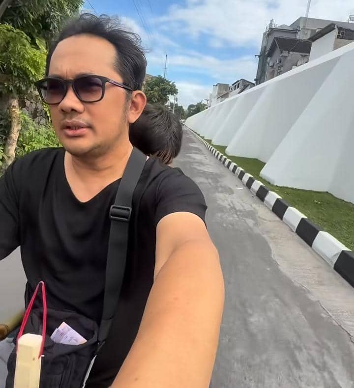 Hanung Bramantyo bersih rumah saat mudik