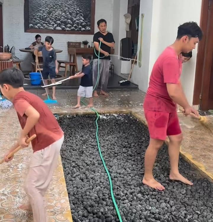 Hanung Bramantyo bersih rumah saat mudik