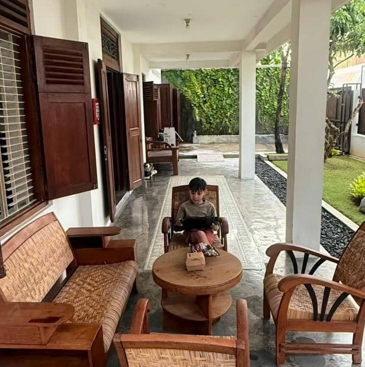 Hanung Bramantyo bersih rumah saat mudik