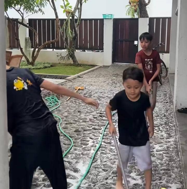 Hanung Bramantyo bersih rumah saat mudik