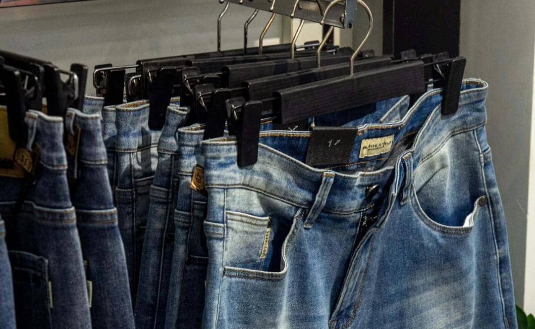 Kenapa Celana Denim Sangat Populer di Kalangan Pria?