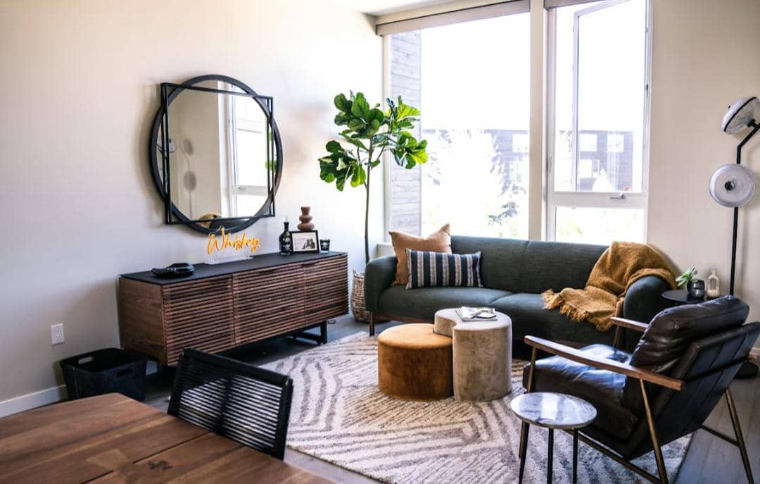 5 Manfaat Meletakkan Cermin di Ruang Tamu, Tampak Lebih Luas!