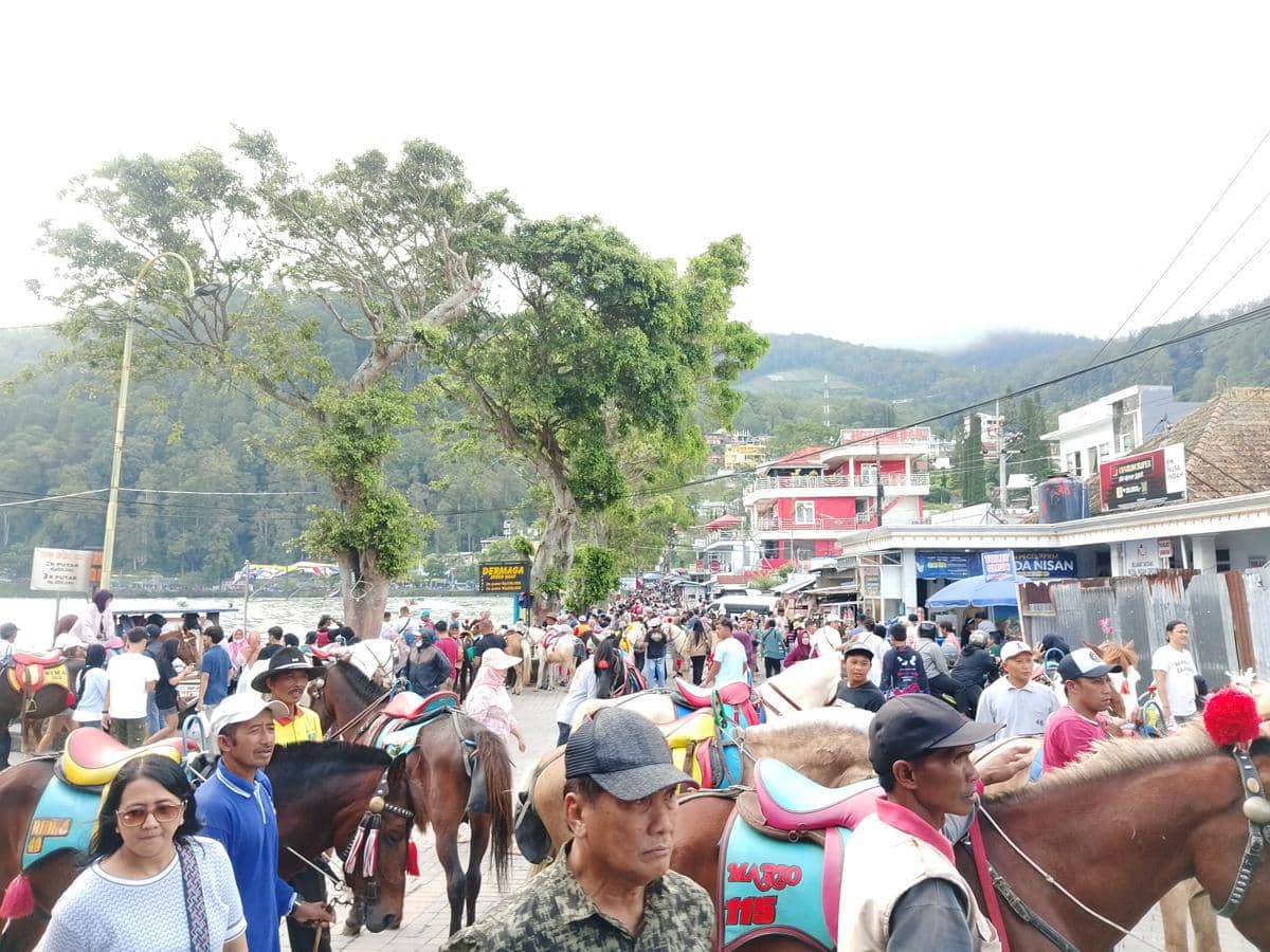 Suasana lokasi wisata Telaga Sarangan di Magetan libur lebaran hari ke-3. IDN Times/Riyanto.