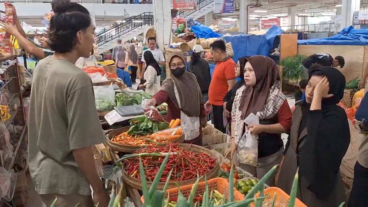 Aktivitas jual beli di pasar besar Ngawi tiga hari Lebaran. IDN Times/Riyanto.