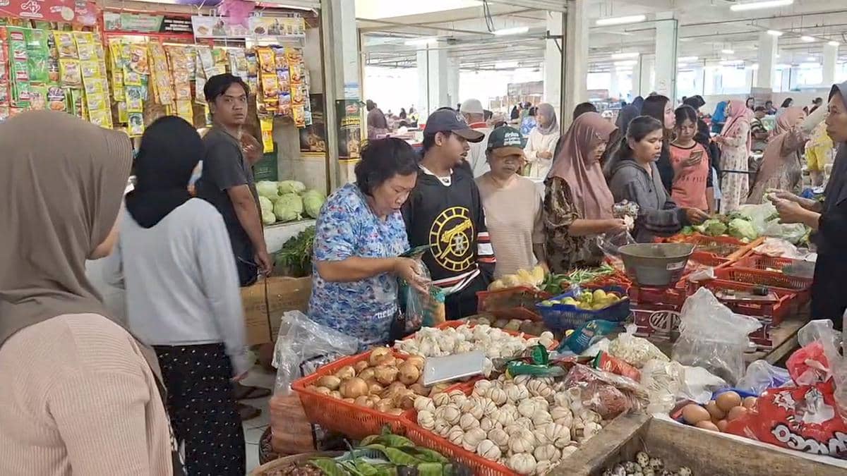 Aktivitas jual beli di pasar besar Ngawi tiga hari Lebaran. IDN Times/Riyanto.