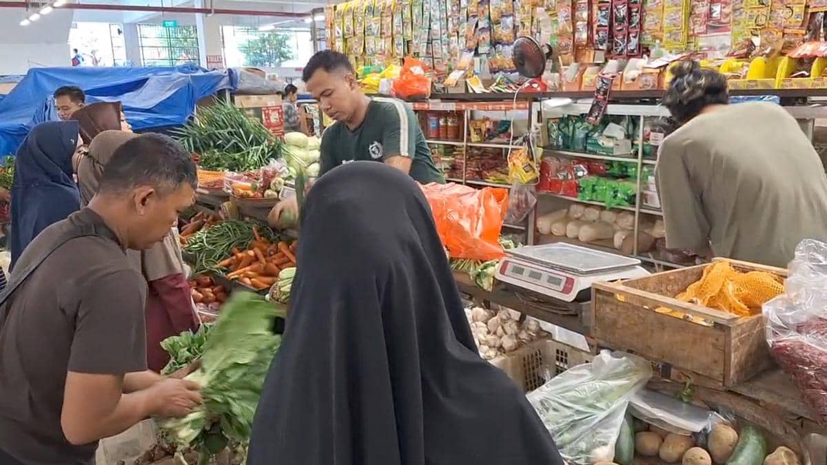 Aktivitas jual beli di pasar besar Ngawi tiga hari Lebaran. IDN Times/Riyanto.