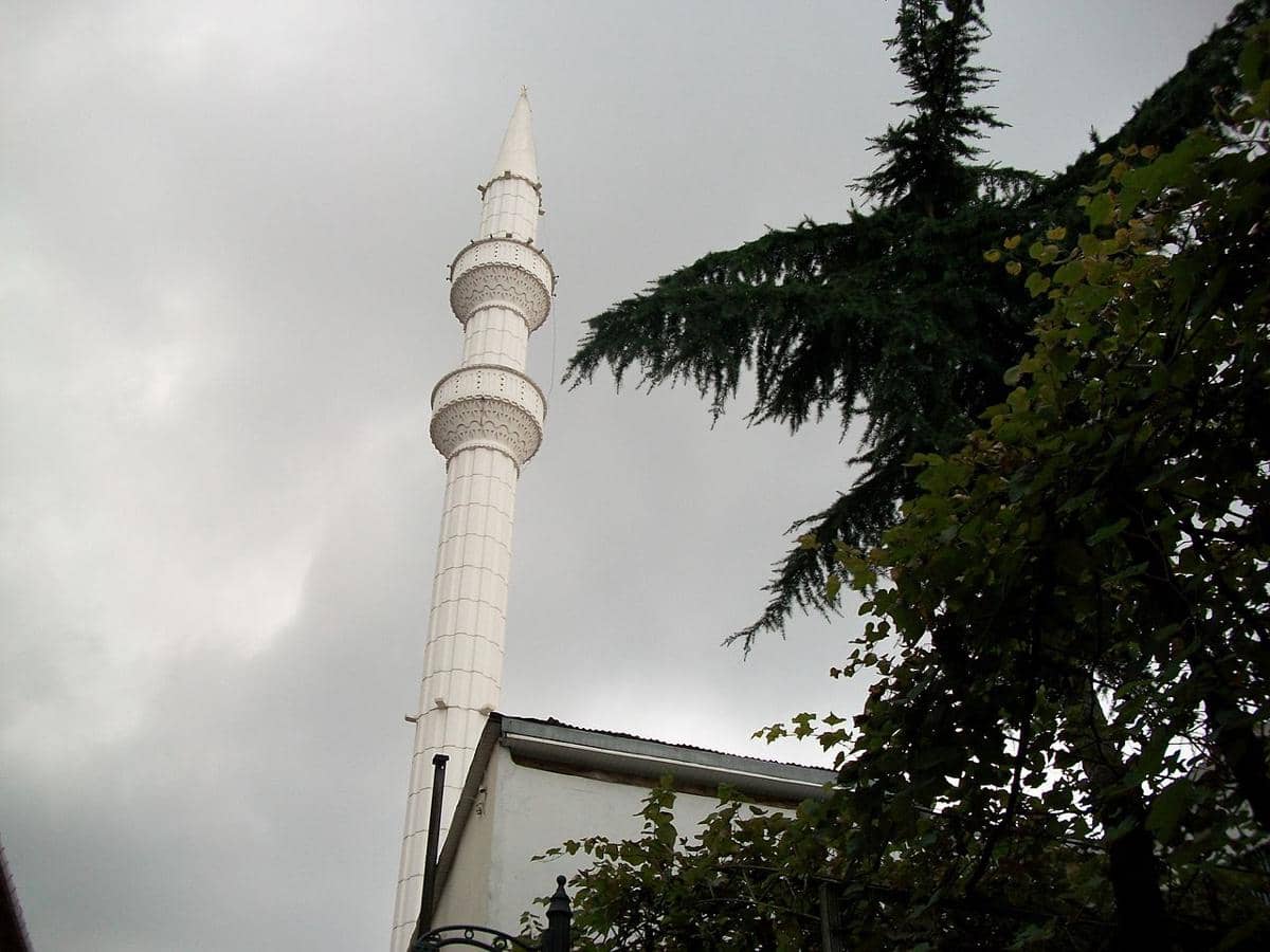 Pemandangan menara Masjid Batumi jika dilihat dari dekat.