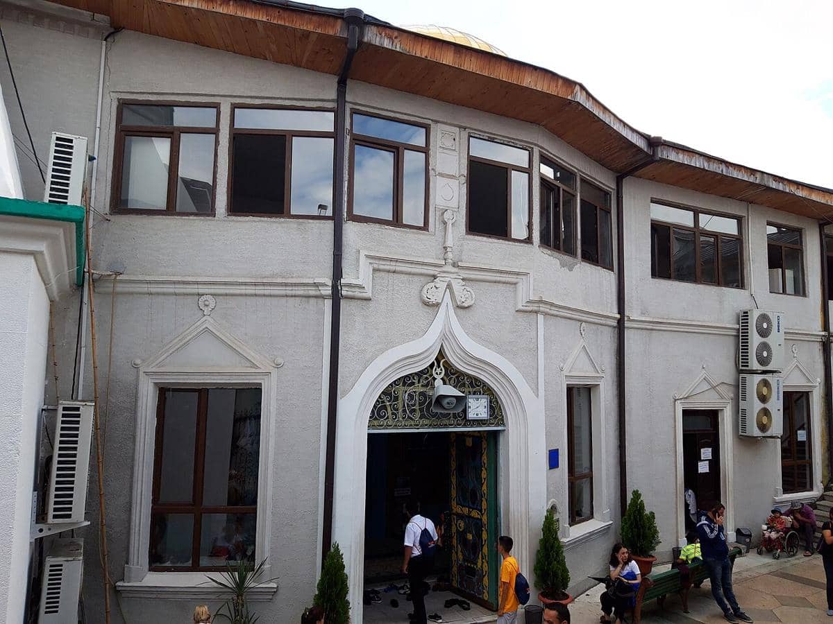 potret pintu masuk Masjid Batumi