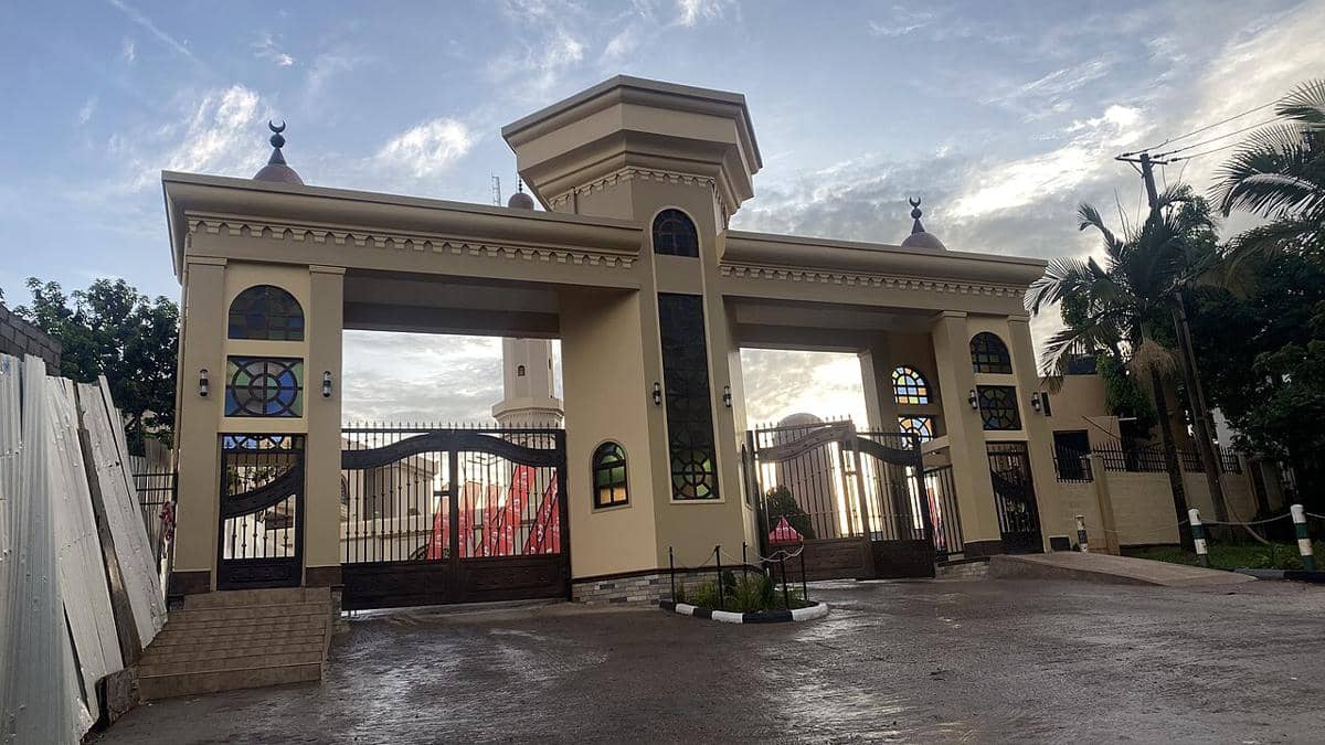 potret gerbang masuk Masjid Nasional Uganda