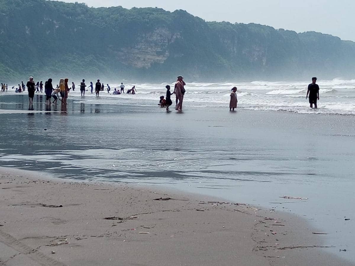 Wisatawan di Pantai Parangtritis Bantul Yogyakarta. (IDN Times/Daruwaskita)
