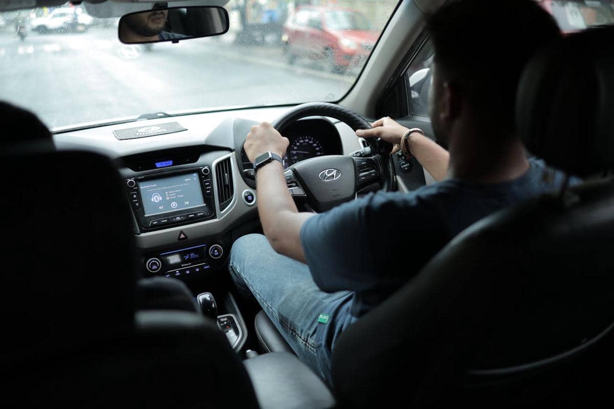 ilustrasi mengemudi mobil