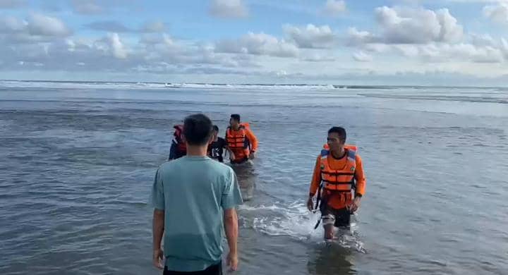 Tim SAR Pantai Parangtritis evakuasi korban terseret gelombang dan tenggelam. (Dok. SAR Pantai Parangtritis)