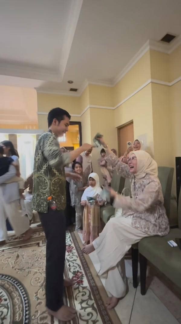 Marissya Icha bagikan THR dengan menyuruh keluarga joget dulu