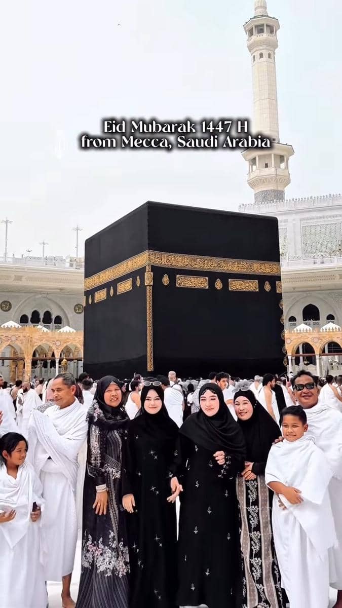 gaya artis yang Lebaran di Tanah Suci