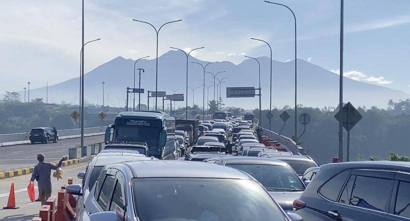 Kemacetan Mengular di GT Parungkuda Tol Bocimi Pasca Lebaran