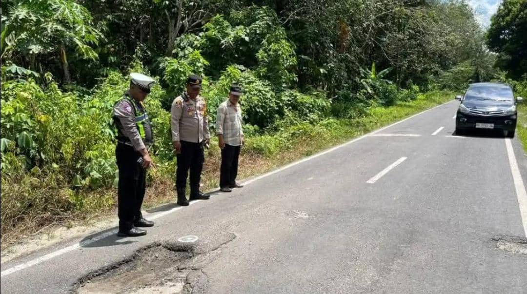 Polisi melakukan olah TKP kecelakaan di Jalan Lintas Komering, Desa Rasuan, Kecamatan Madang Suku I. (Dok. Sat Lantas Polres OKU Timur)