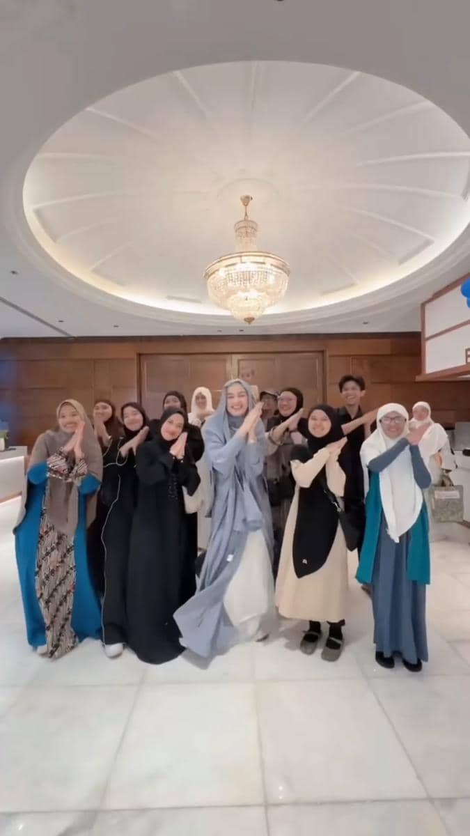 gaya artis yang Lebaran di Tanah Suci