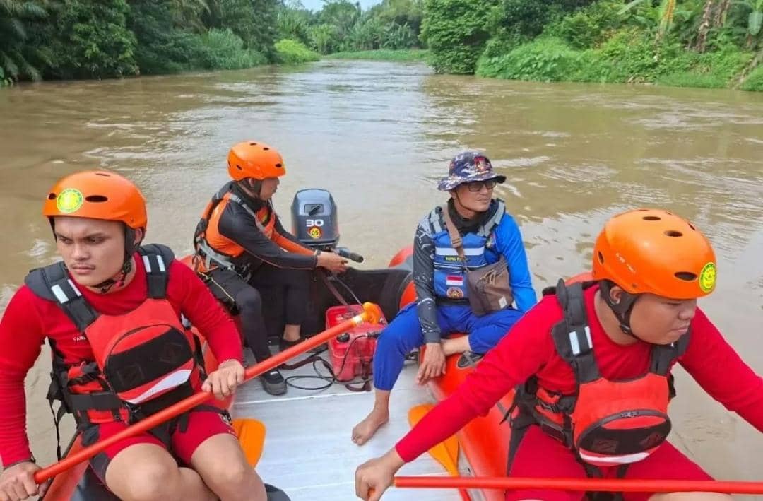 Tim SAR gabungan saat melakukan pencarian pengemudi speedboat yang tenggelam. (Dok. SAR Palembang)