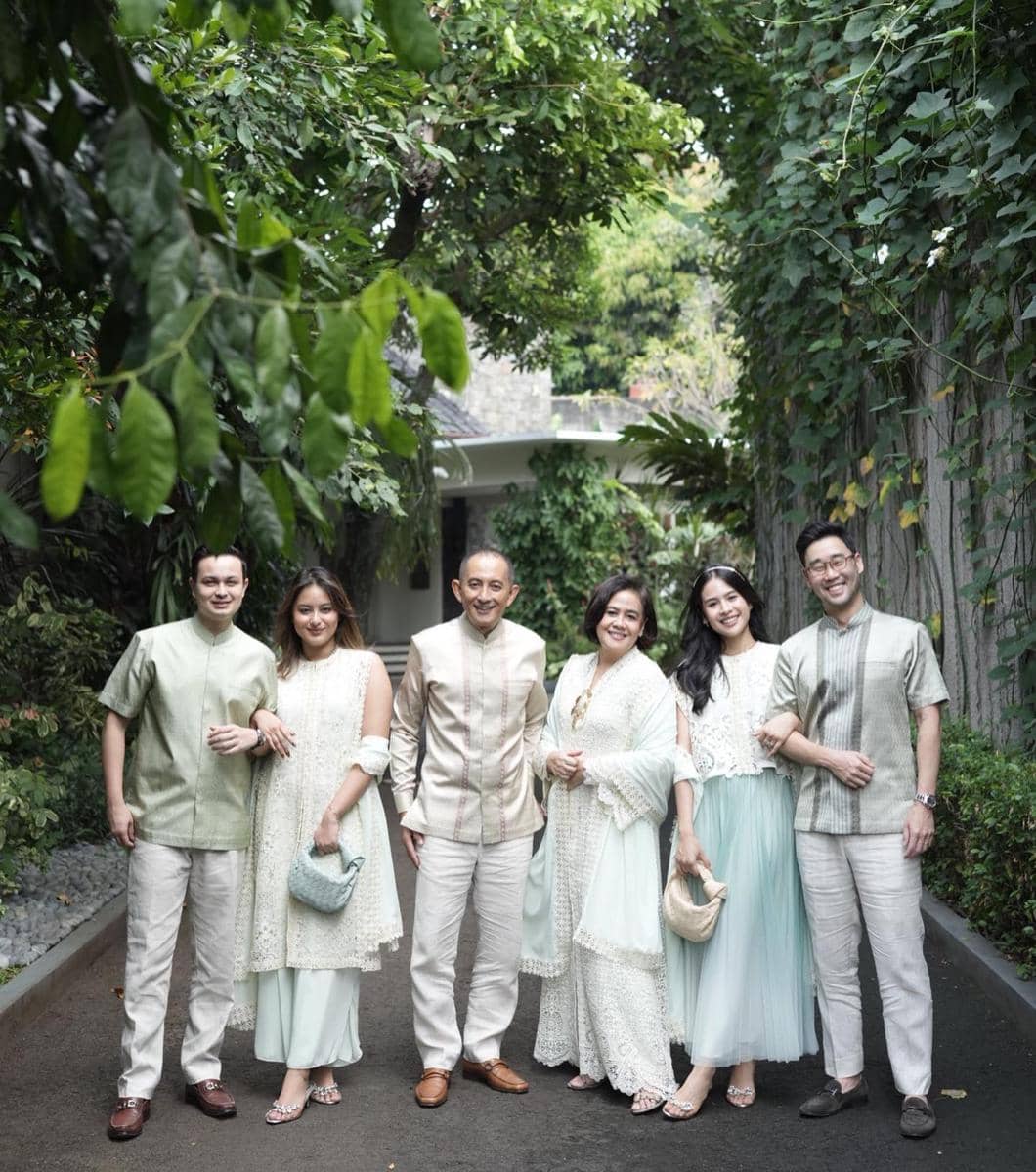 gaya Lebaran keluarga Maudy Ayunda
