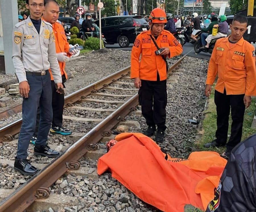 Pengendara Motor Tewas Tertabrak Kereta di A Yani Surabaya