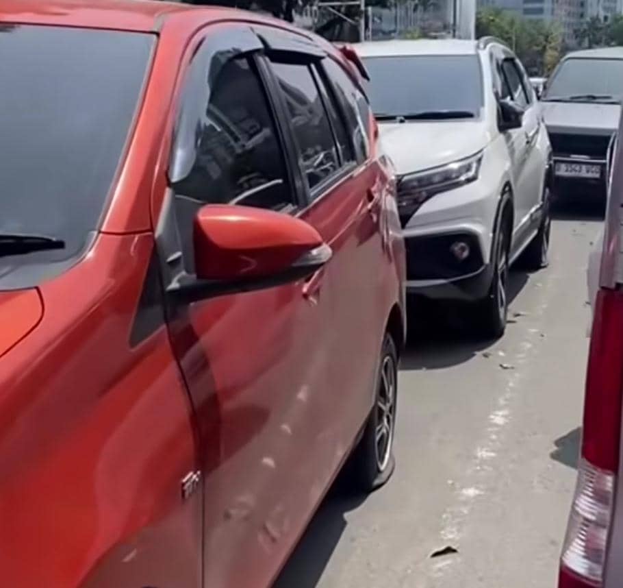 Viral Puluhan Ban Mobil Dikempisi di Monas, Pengunjung Protes Dishub