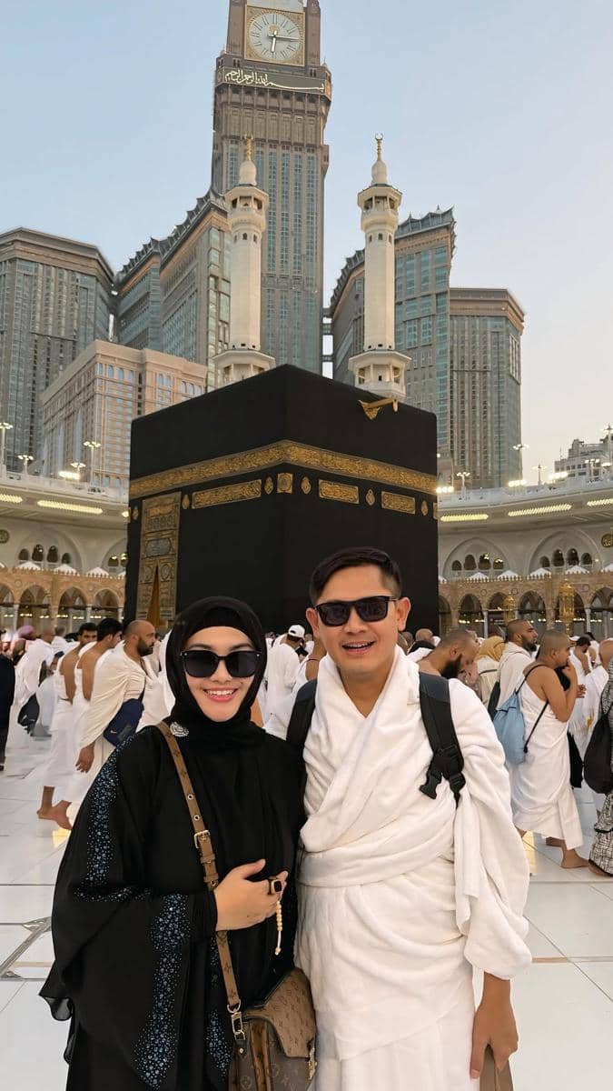 gaya artis yang Lebaran di Tanah Suci