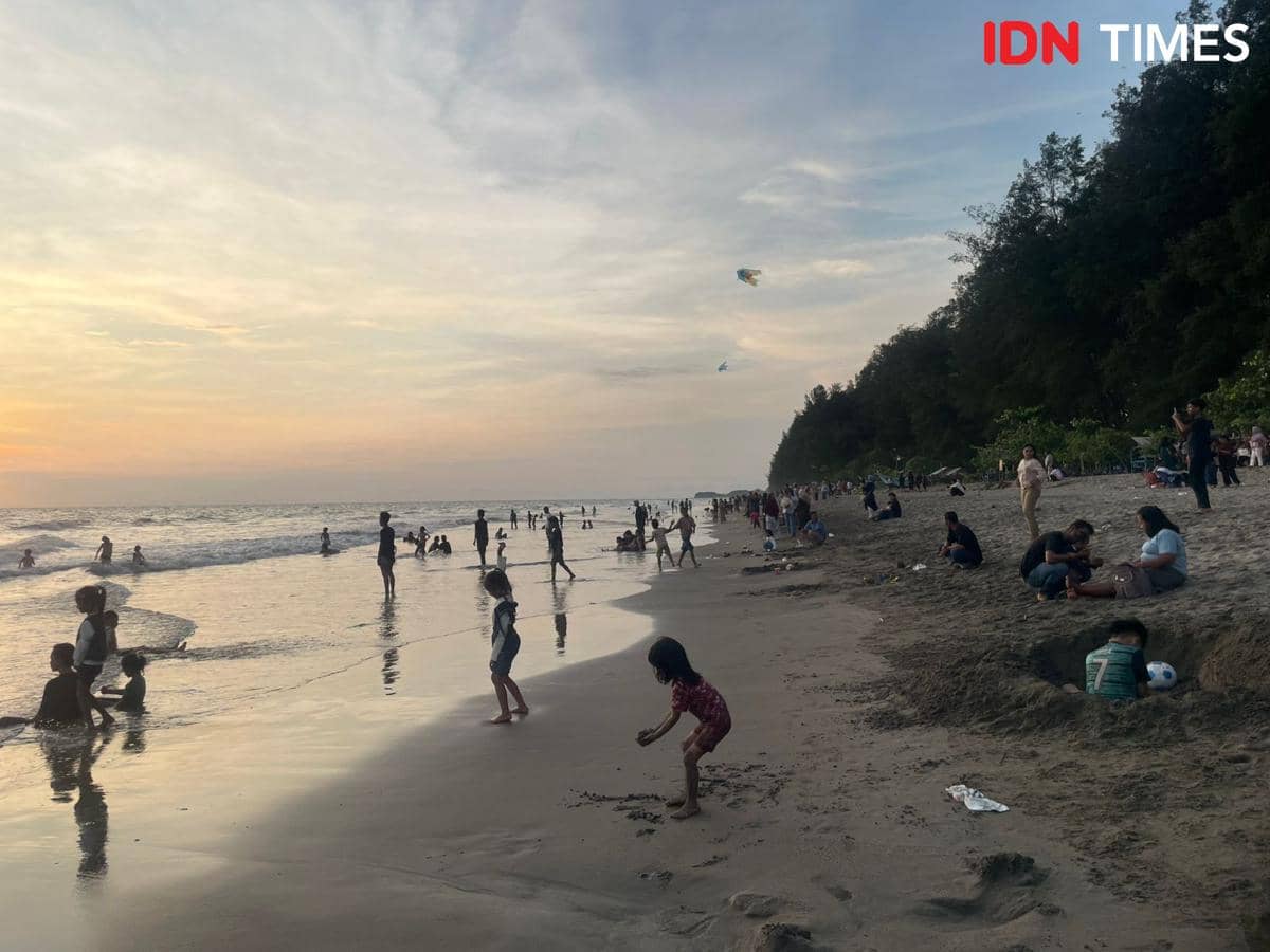 Wisatwan memadati tempat wisata Pantai Katapiang yang terletak di Kabupaten Padang Pariaman (Foto: IDN Times/Halbert Caniago)