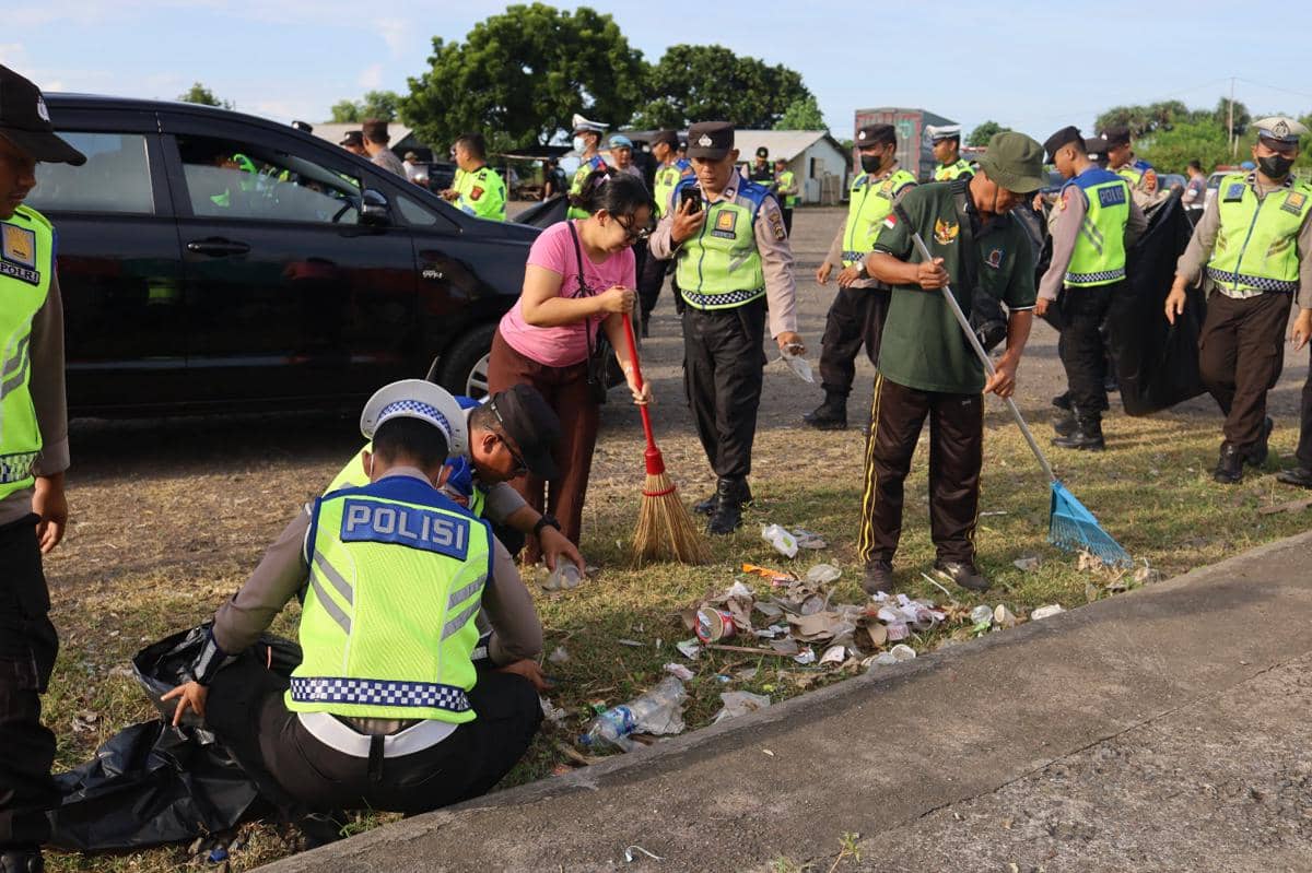 Personel Gabungan Geruduk Sampah Hasil Arus Mudik di Gilimanuk