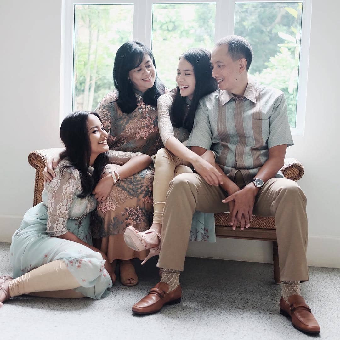 gaya Lebaran keluarga Maudy Ayunda