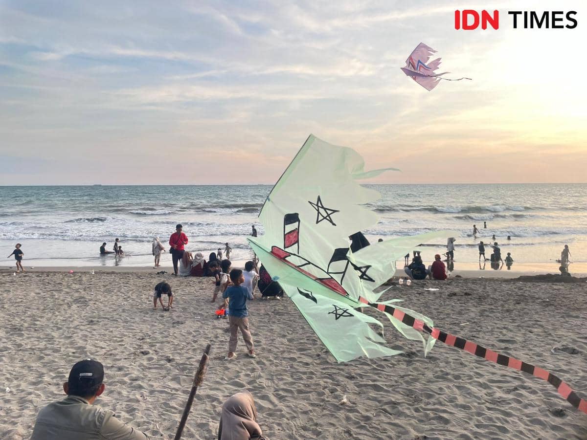 Wisatwan memadati tempat wisata Pantai Katapiang yang terletak di Kabupaten Padang Pariaman (Foto: IDN Times/Halbert Caniago)