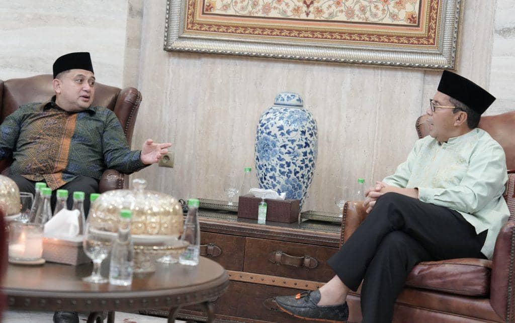 Wali Kota Makassar Munafri Arifuddin bersilaturahmi ke kediaman Danny Pomanto pada momen lebaran Idulfitri 2026. (dok. Pemkot Makassar)