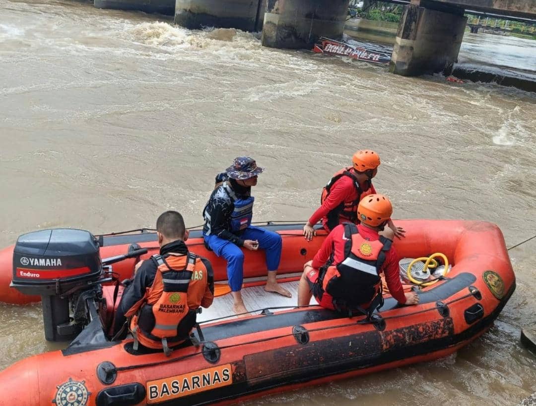 Speedboat Lawan Arus Tabrak Tiang Jembatan di OKI, 1 Orang Hilang