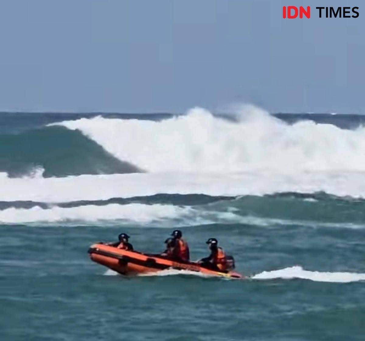 Bekas Siklon Tropis Narelle Picu Gelombang 4 Meter di Perairan NTB