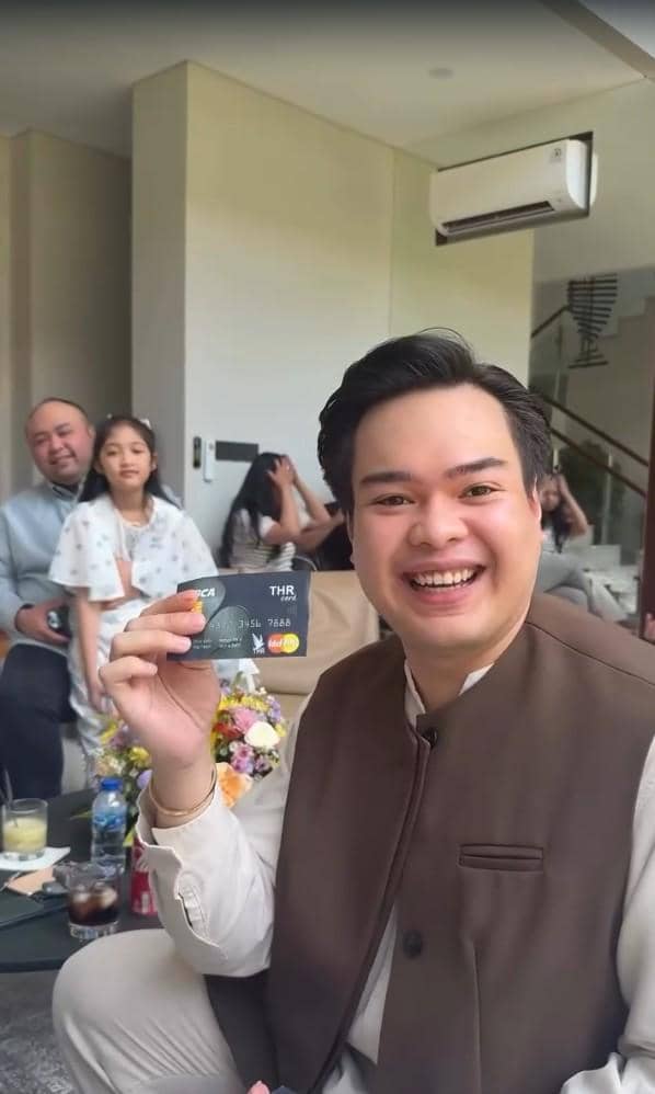 Jeje Soekarno bungkus uang THR dengan amplop unik berbentuk black card