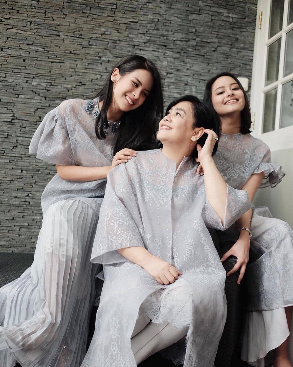 gaya Lebaran keluarga Maudy Ayunda