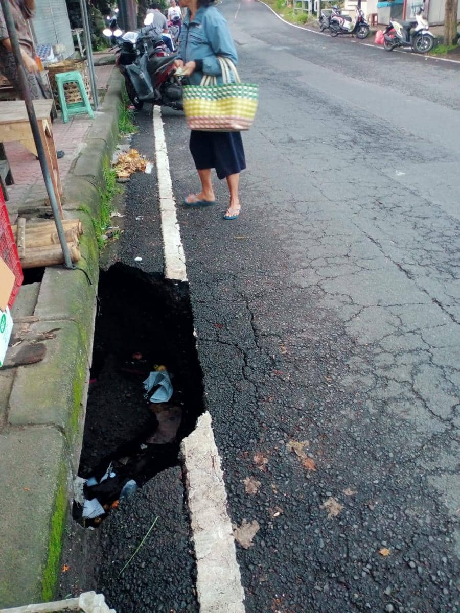 Lubang Menganga di Depan Pasar Cucukan Klungkung Dikeluhkan Warga