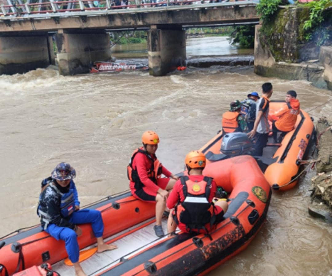 Tim SAR gabungan saat melakukan pencarian pengemudi speedboat yang tenggelam. (Dok. SAR Palembang)
