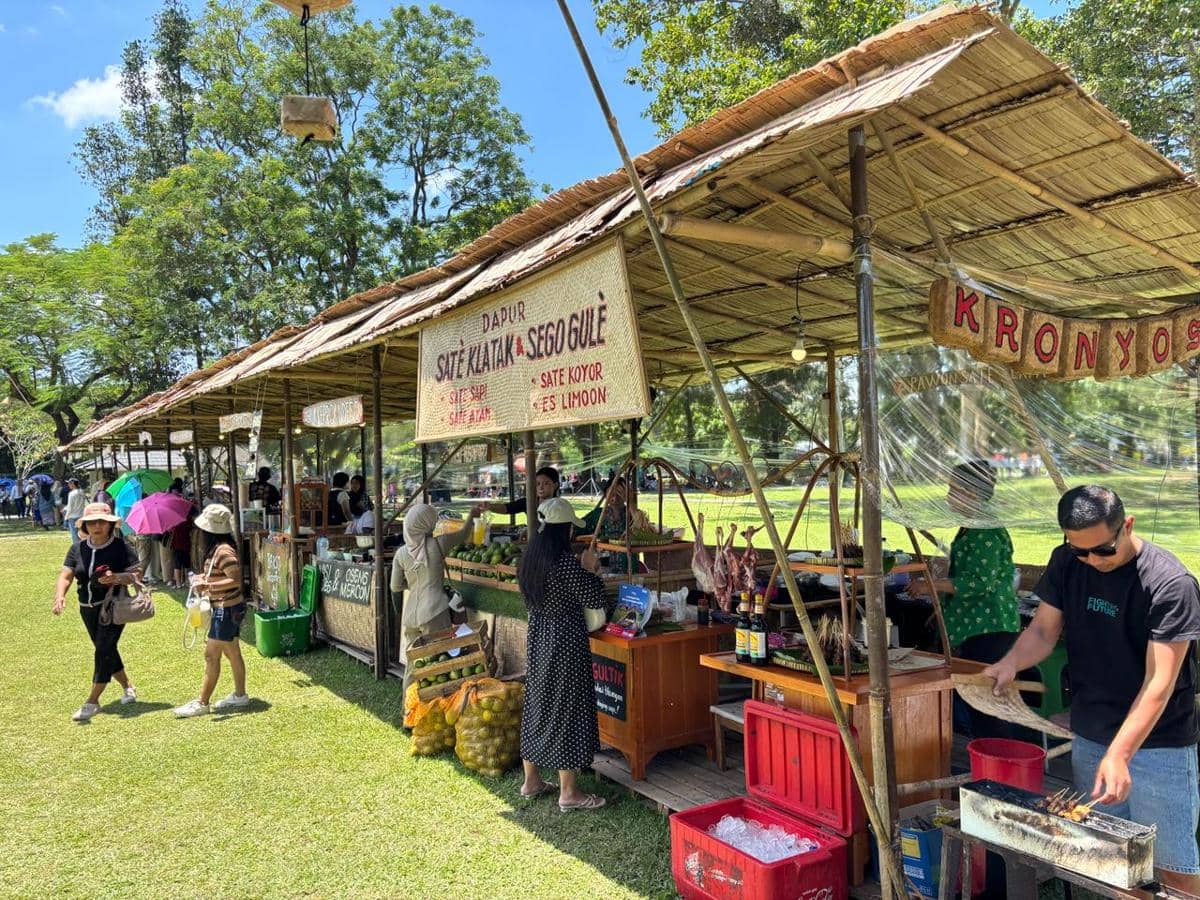 Pasar Medang di kawasan wisata Candi Prambanan, Senin (23/3/2026). (IDN Times/Herlambang Jati Kusumo)